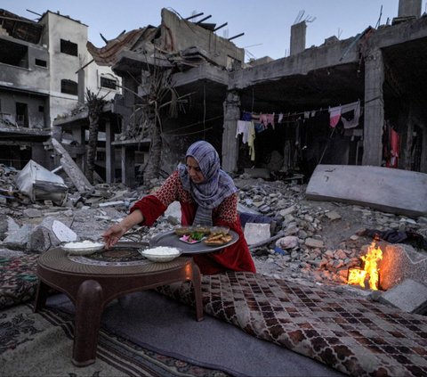FOTO: Miris, Warga Jalur Gaza Berbuka Puasa di Antara Puing Rumahnya yang Dibombardir Israel
