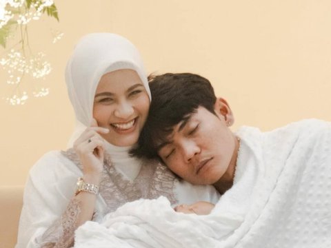 Potret Bahagia Tri Suaka & Nabila Maharani di Momen Aqiqah Baby Garuda, Dihadiri Keluarga Besar