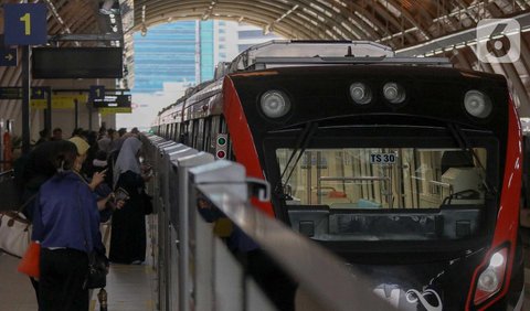 Petugas LRT Sumsel akan mengingatkan penumpang ketika waktu berbuka telah tiba.<br>