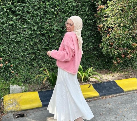 Dear Hijaber, Want to Try a Clean Look? Check Out 3 Inspirations for a Cute Look with a White Skirt
