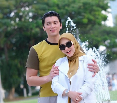 Undergo Ramadan Fasting in Singapore, Syahrini's Pose Conceals Belly, Triggering Pregnancy Speculations