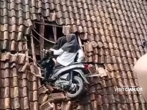 A Bit Different! Two Girls Riding a Motorcycle Stuck on a Resident's Roof