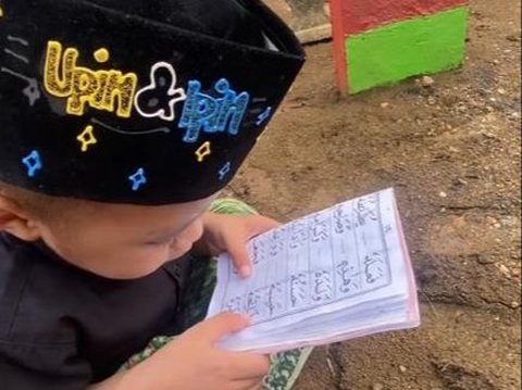 Cute! Can't Read the Quran Yet, This Little Child with Upin Ipin's Cap Recites Iqro at His Great Grandfather's Grave