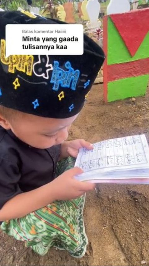 Cute! Still Can't Read the Quran, This Little Child with Upin Ipin's Cap is Studying Iqro at His Great-Grandfather's Grave