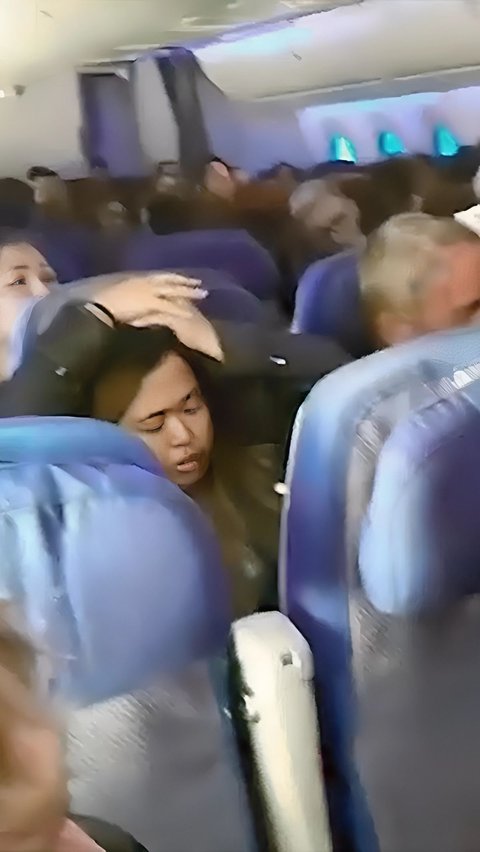 Horror! Passengers Floating and Fainting on the Plane Due to Strong Turbulence, 50 People Injured.