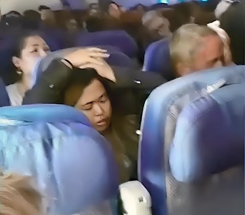 Horror! Passengers Floating and Fainting in Plane Due to Strong Turbulence, 50 People Injured