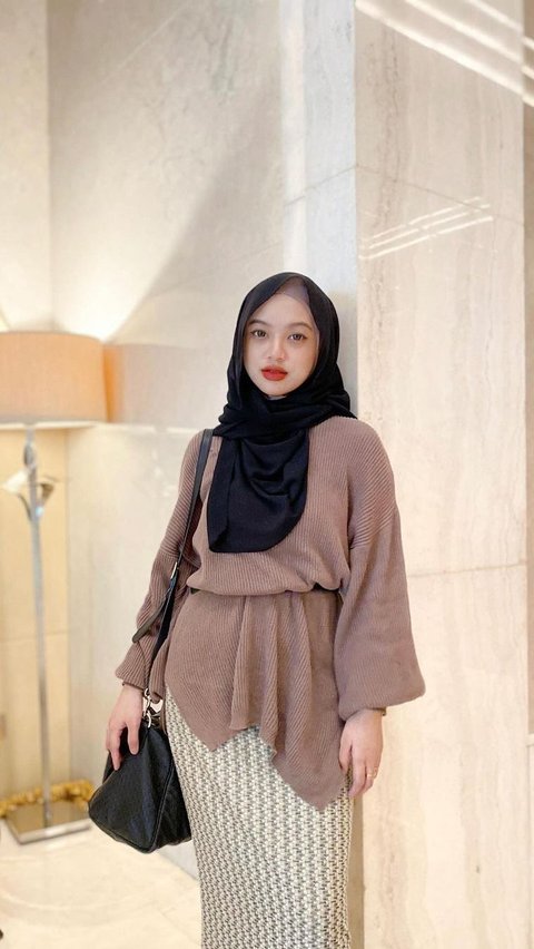 1. Combination of Skirt and Oversize Knit