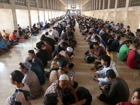 FOTO: Melihat Suasana Nikmat Ratusan Umat Muslim Buka Puasa di Hari Pertama Ramadan di Masjid Istiqlal