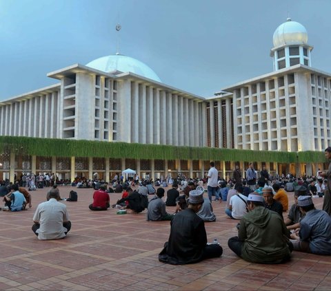 Selama bulan suci Ramadan, pengelola Masjid Istiqlal menyediakan 4.000-6.000 porsi nasi kotak untuk masyarakat yang ingin berbuka puasa. Foto: Liputan6.com / Herman Zakharia