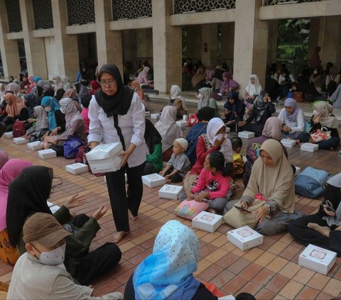 FOTO: Melihat Suasana Nikmat Ratusan Umat Muslim Buka Puasa di Hari Pertama Ramadan di Masjid Istiqlal