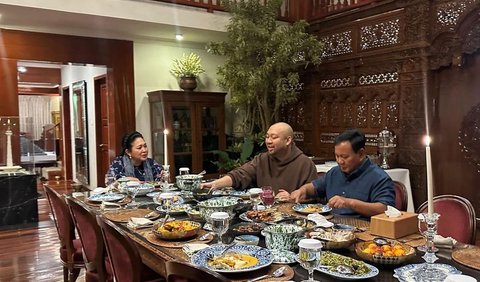 Prabowo nampak sedang memotong makanan di piring.