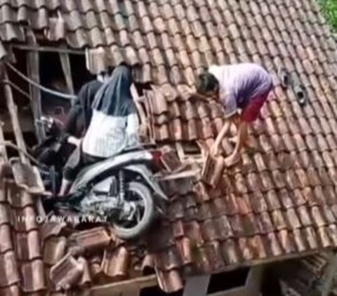 Ini Cerita di Balik Video Viral 2 Perempuan Kendarai Motor ‘Nyasar’ ke Atap Rumah Warga