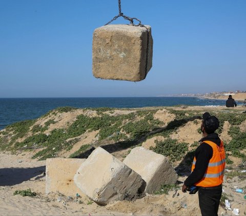 FOTO: Dermaga untuk Penyaluran Bantuan Kemanusiaan yang Dibangun Atas Perintah Presiden AS Joe Biden Mulai Didirikan di Pantai Gaza
