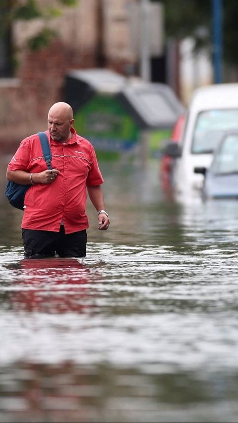 Dari foto-foto ini memperlihatkan jalan raya utama yang tergenang air. Begitu juga dengan kendaraan yang terendam dan pejalan kaki harus berjuang menerobos banjir. Foto: REUTERS / Agustin Marcarian<br>