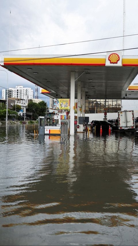 Beberapa wilayah juga mengalami pemadaman listrik karena kabel terendam air. Foto: REUTERS / Agustin Marcarian