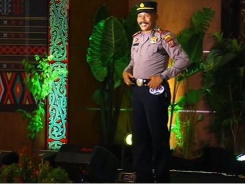 Aksi Polantas Hingga Provost, Lenggak Lenggok Sampai Pelintir Kumis di atas Panggung