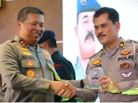 Aksi Polantas Hingga Provost, Lenggak Lenggok Sampai Pelintir Kumis di atas Panggung