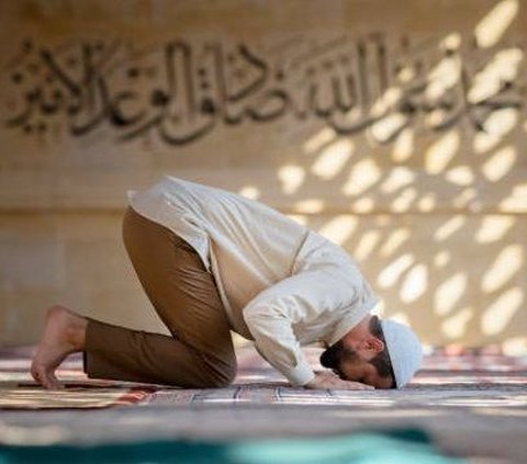 Dhuha merupakan sholat yang terdiri dari 2 hingga 12 rakaat, dilakukan setelah matahari terbit hingga menjelang waktu sholat zuhur. Estimasi waktu terbaik untuk melaksanakan sholat dhuha di Indonesia berkisar antara pukul 08.00 hingga 11.00.