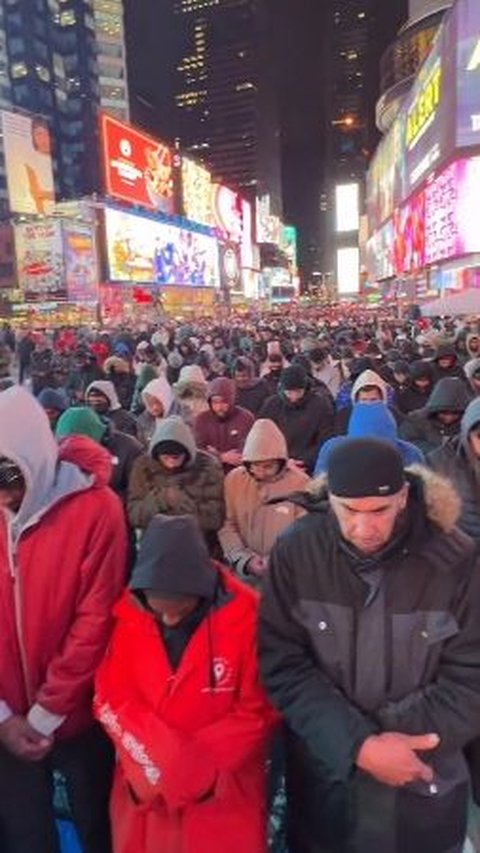 Begini Suasana Salat Tarawih di Times Square New York Dipenuhi Umat Muslim, Bikin Merinding dan jadi Sorotan