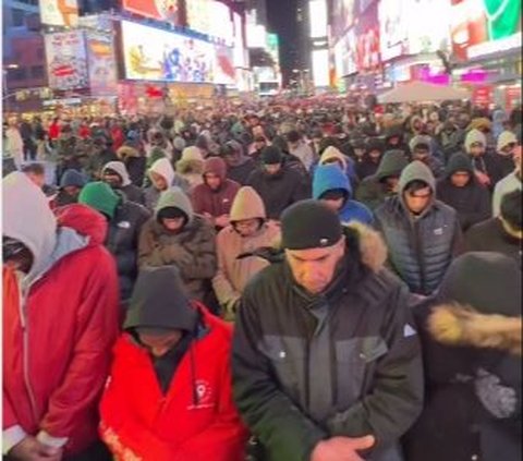 Begini Suasana Salat Tarawih di Times Square New York Dipenuhi Umat Muslim, Bikin Merinding dan jadi Sorotan