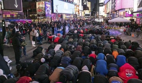 Menggunakan pengeras suara, lantunan ayat suci Al-Quran yang dibacakan oleh imam sholat pun menggema di area Time Square.