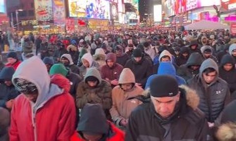 Begini Suasana Salat Tarawih di Times Square New York Dipenuhi Umat Muslim, Bikin Merinding dan jadi Sorotan