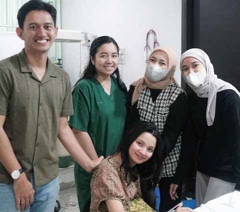 Potret Persalinan Sabrina Anggraini Penuh Senyum Bahagia, Bayinya Cantik dan Miliki Mata yang Indah