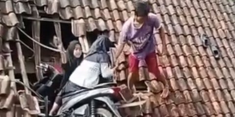 Niat Cari Jalan Pintas untuk Ngabuburit, Dua Remaja Ini Malah Tersangkut di Atap Rumah Warga