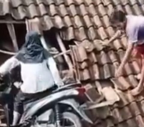 Niat Cari Jalan Pintas untuk Ngabuburit, Dua Remaja Ini Malah Tersangkut di Atap Rumah Warga