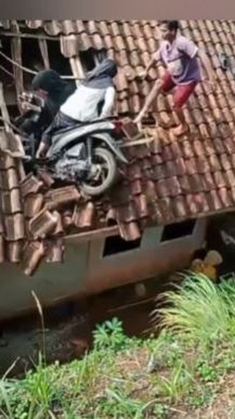 <b>Niat Cari Jalan Pintas untuk Ngabuburit, Dua Remaja Ini Malah Tersangkut di Atap Rumah Warga</b><br>