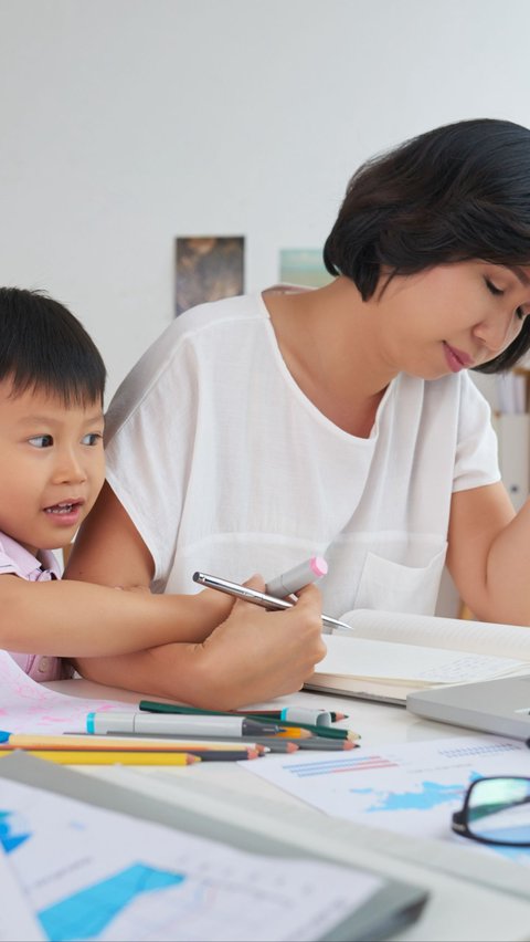 Suspected Stress and Pressure, Many Mothers in China Have a Stroke While Assisting Their Children with Homework.