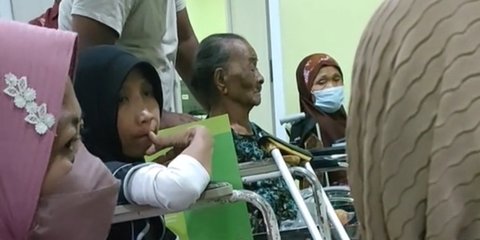 Tuai Haru, Momen Tiga Anak Laki-Laki Antar Ibunya ke Rumah Sakit Ini Viral Bikin Iri