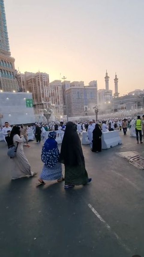 Momen Menjelang Buka Puasa Pertama di Area Masjidil Haram, Jalanan Dipenuhi Jemaah Meski Jauh dari Waktu Berbuka<br>