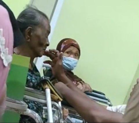 Tuai Haru, Momen Tiga Anak Laki-Laki Antar Ibunya ke Rumah Sakit Ini Viral Bikin Iri