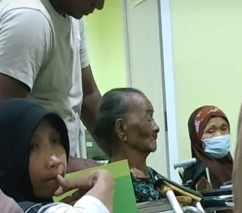 Tuai Haru, Momen Tiga Anak Laki-Laki Antar Ibunya ke Rumah Sakit Ini Viral Bikin Iri