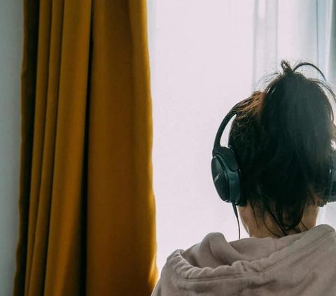 Woman Naturally Deaf due to Habit of Sleeping While Listening to Music Using Headphones for 2 Years