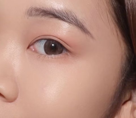 3 Warna Eyeshadow  Andalan untuk Riasan Mata No-Makeup