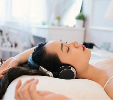 Woman Naturally Deaf due to Habit of Sleeping While Listening to Music Using Headphones for 2 Years
