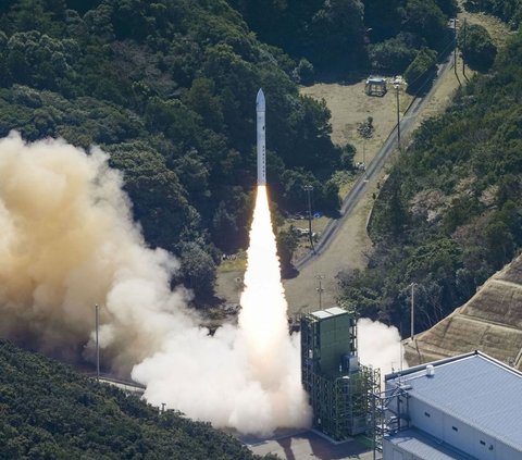 Kairos, roket kecil berbahan bakar padat yang dibuat oleh Space One Jepang, meledak tak lama setelah peluncuran perdananya di ujung semenanjung Kii, Kota Kushimoto, Prefektur Wakayama, Jepang, Rabu (13/3/2024). Insiden ini terjadi ketika Space One mencoba menjadi perusahaan Jepang pertama yang menempatkan satelit di orbit. Kyodo via REUTERS