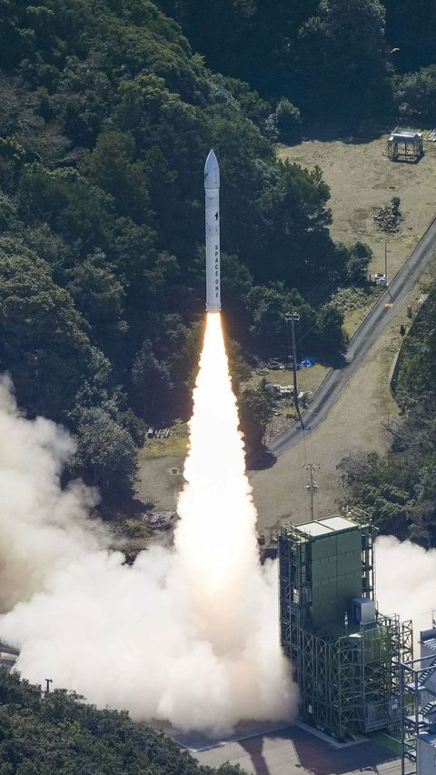 Space One mengungkapkan peluncuran roket tersebut dilakukan secara otomatis dan membutuhkan sekitar selusin staf di pusat kendali darat. Kyodo via REUTERS<br>