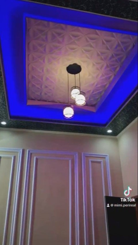 The ceiling of the room looks very luxurious, using a touch of blue-colored lights.
