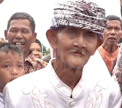 Viral Momen Kakek Berusia Hampir Satu Abad Menikah Lagi, Cinta Bersemi saat Salat Berjemaah