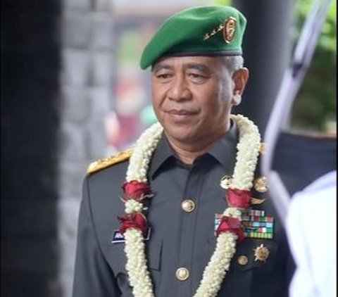 Tangis Ajudan Perempuan Pecah Melepas Letjen TNI, Peluk Erat Istri Jenderal Tak Kuasa Berpisah