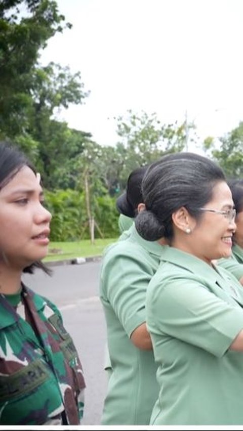 Tangis Ajudan Perempuan Pecah Melepas Letjen TNI, Peluk Erat Istri Jenderal Tak Kuasa Berpisah