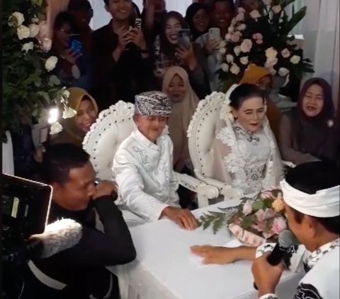 Viral Momen Kakek Berusia Hampir Satu Abad Menikah Lagi, Cinta Bersemi saat Salat Berjemaah