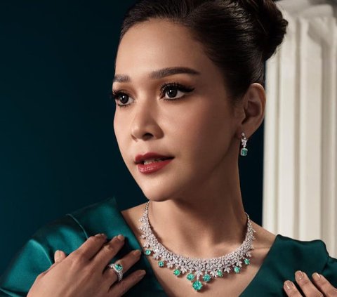 10 Portraits of Maia Estianty Looking Gorgeous Wearing Luxurious and Expensive Jewelry