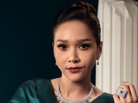 10 Portraits of Maia Estianty Looking Gorgeous Wearing Luxurious and Expensive Jewelry