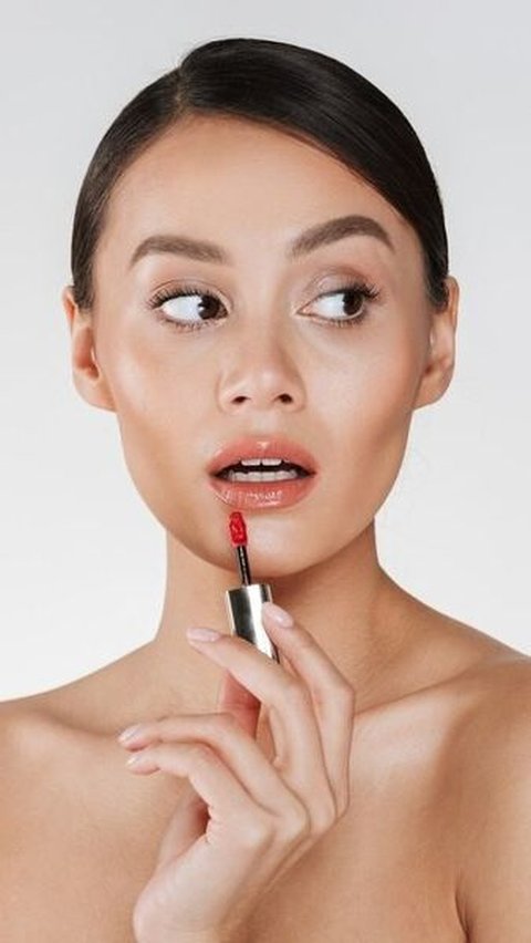 Pakai Jenis Finish Lipstik yang Sesuai dengan Bibir
