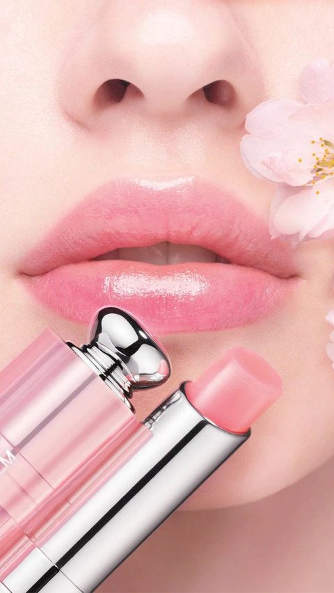 Pakai Pelembab Bibir untuk Pemakaian Lipstik Lebih Lama