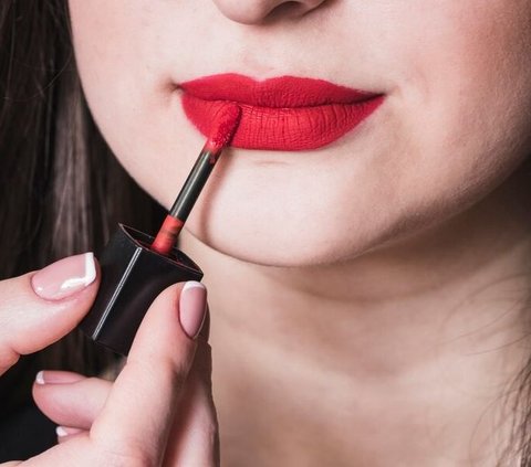 Cara Memilih Lipstik yang Tahan Lama, Awet dan Sesuai dengan Warna Kulit